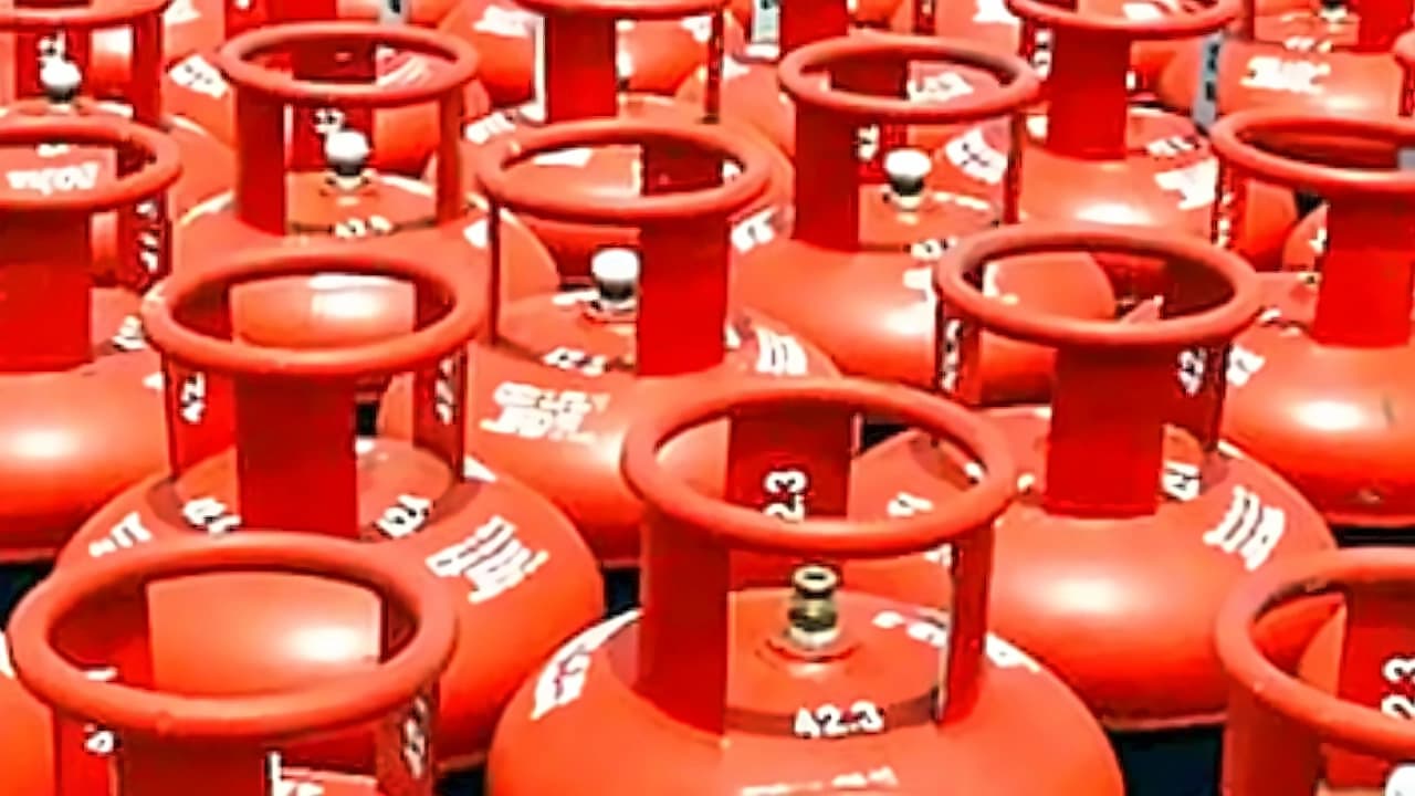 Oil firms expand 10-kg LPG cylinders for commercial use amid price cuts