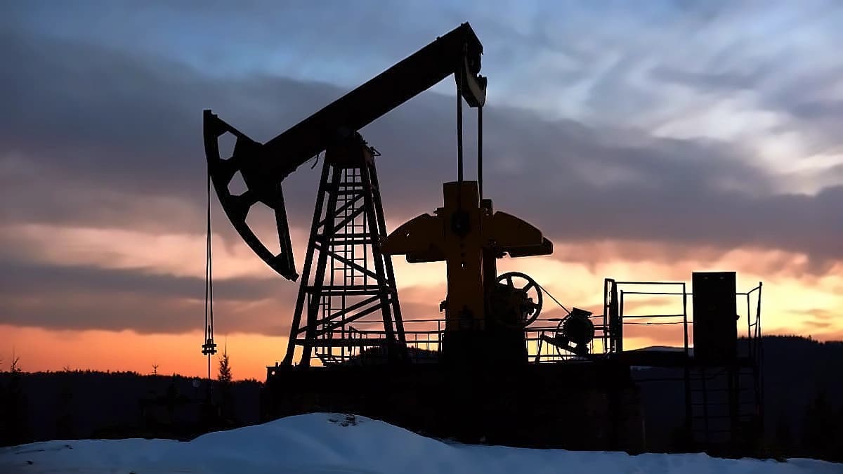 Oil Prices Fall 1% as US-Iran Ceasefire Extension Reports Emerge