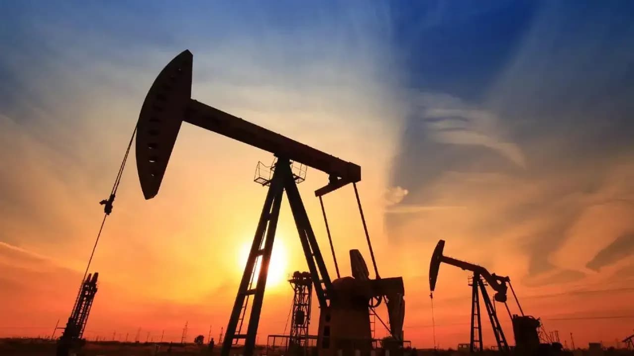 Oil prices hover near 3-month lows as experts warn months needed for Hormuz return