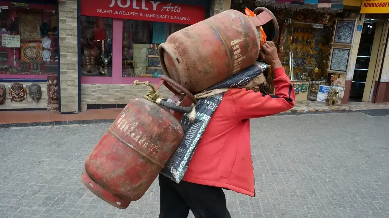OMCs halt LPG bookings amid supply disruptions, delivery improves