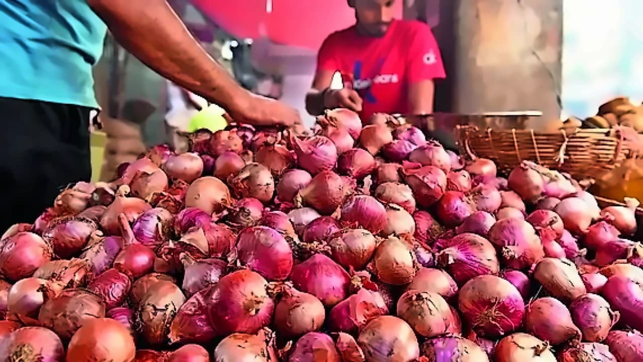 Onion prices surge 88% to ₹62/kg in Delhi, Kanda Express reaches cities