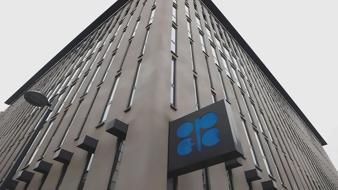 Oil Prices Rise Weekly as OPEC+ Approves Fourth Consecutive Hike