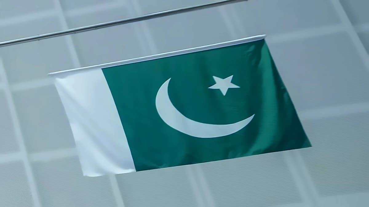 Pakistan's Oil Import Bill Surges 167% to $800M Amid US-Iran Tensions