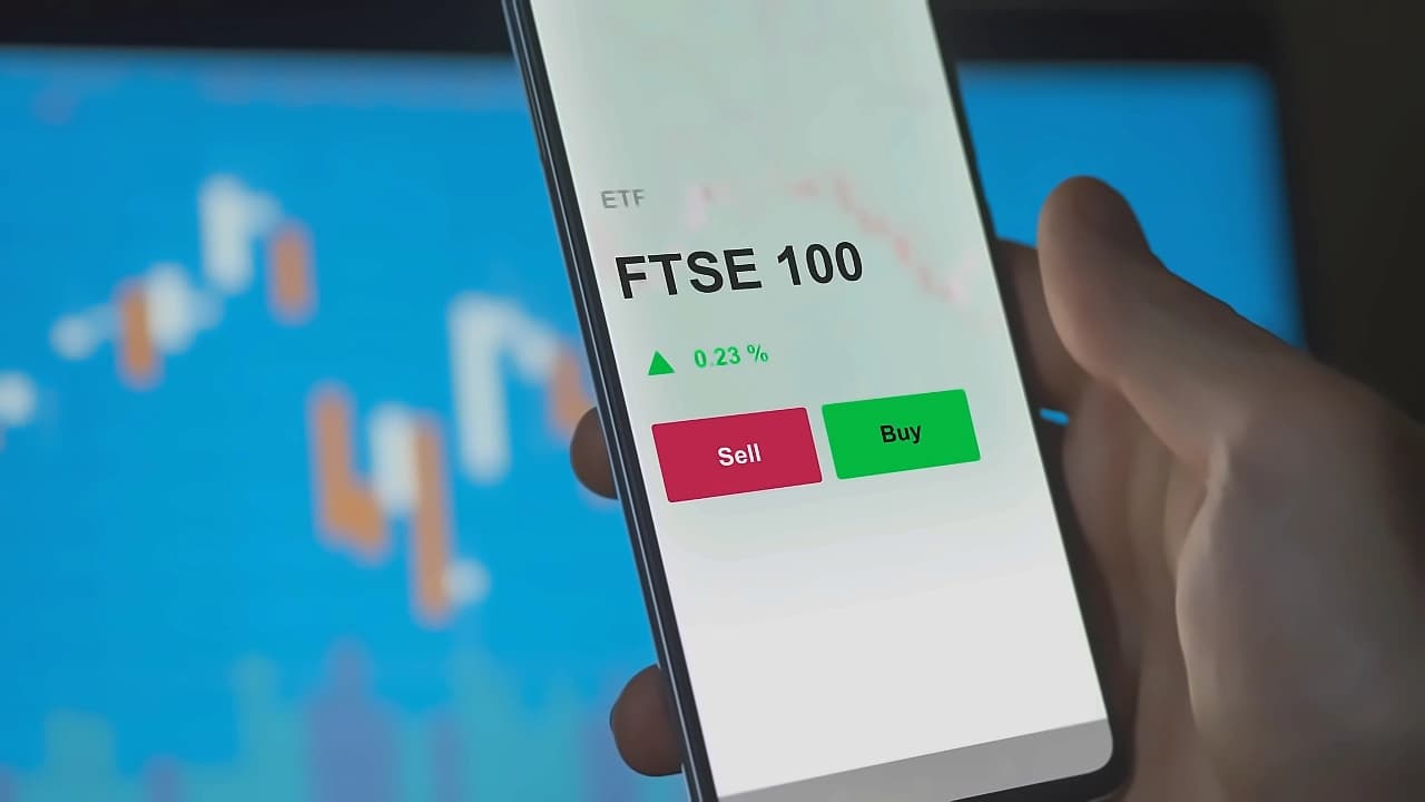 Pound Holds One-Month High as GBP/INR Crosses 129 Mark