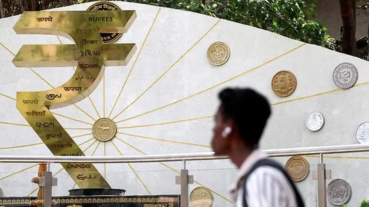 Rupee Falls 33 Paise to 95.95 as Oil Prices Rise, Markets Mixed