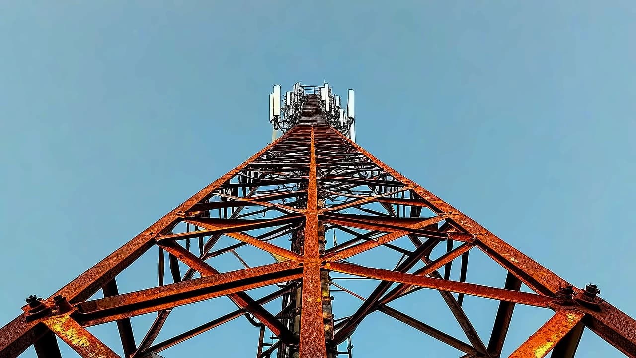 Reliance Communications posts ₹809 cr Q1 loss, sales drop 10.84%
