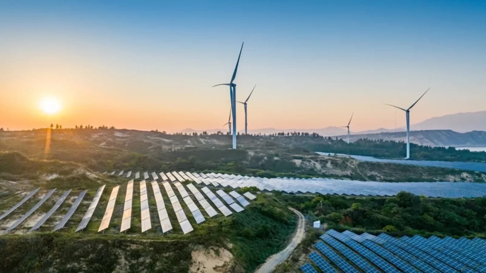 Renewable energy stocks decline on July 3 amid mixed developments