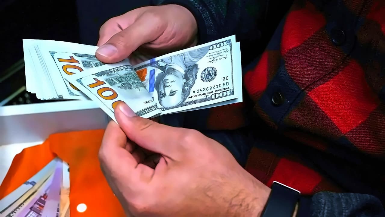 Dollar Rally Faces Wall as Speculators Turn Net Long