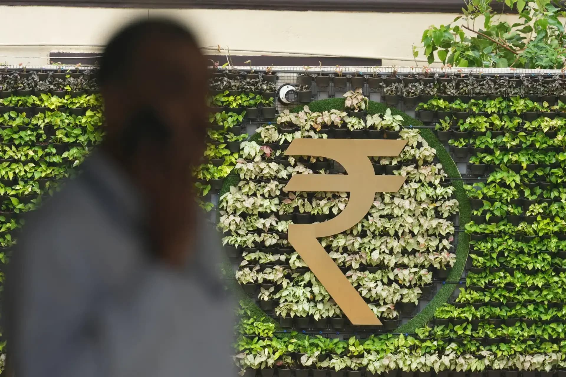 Rupee Gains 2 Paise to 95.43/$ as Dollar Weakens, Oil Prices Rise