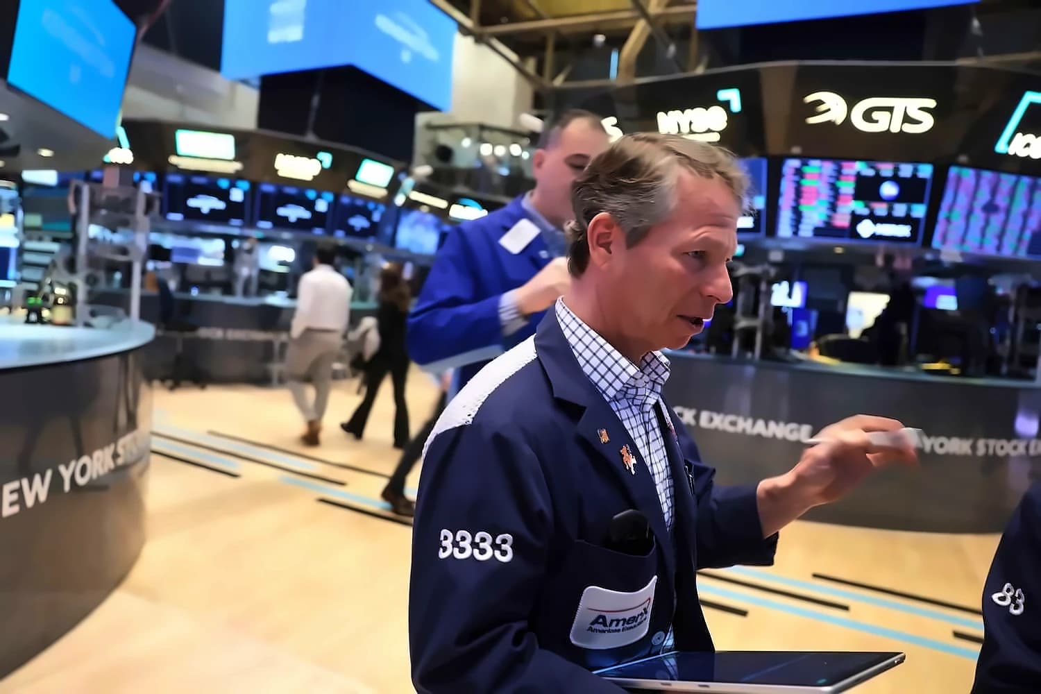 S&P 500 Falls 1.6% as Oil Tensions and CPI Data Drive Markets