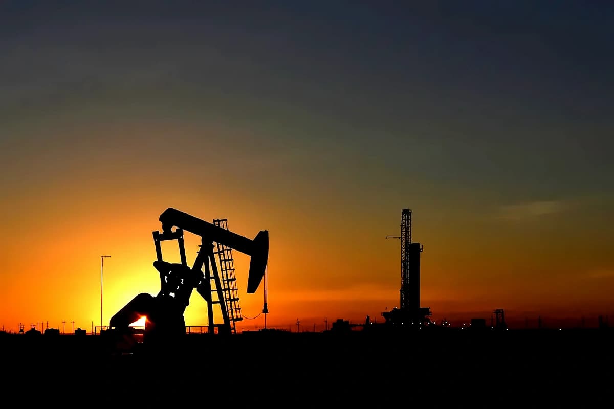Oil Surges Past $83 as S&P 500 Faces Inflation Test