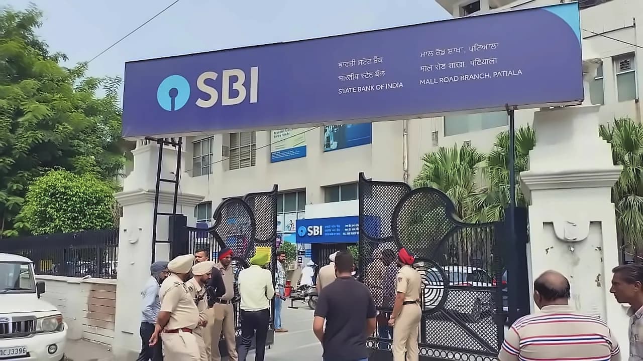 SBI Cuts Free ATM Transactions for Salary Accounts from Oct 1