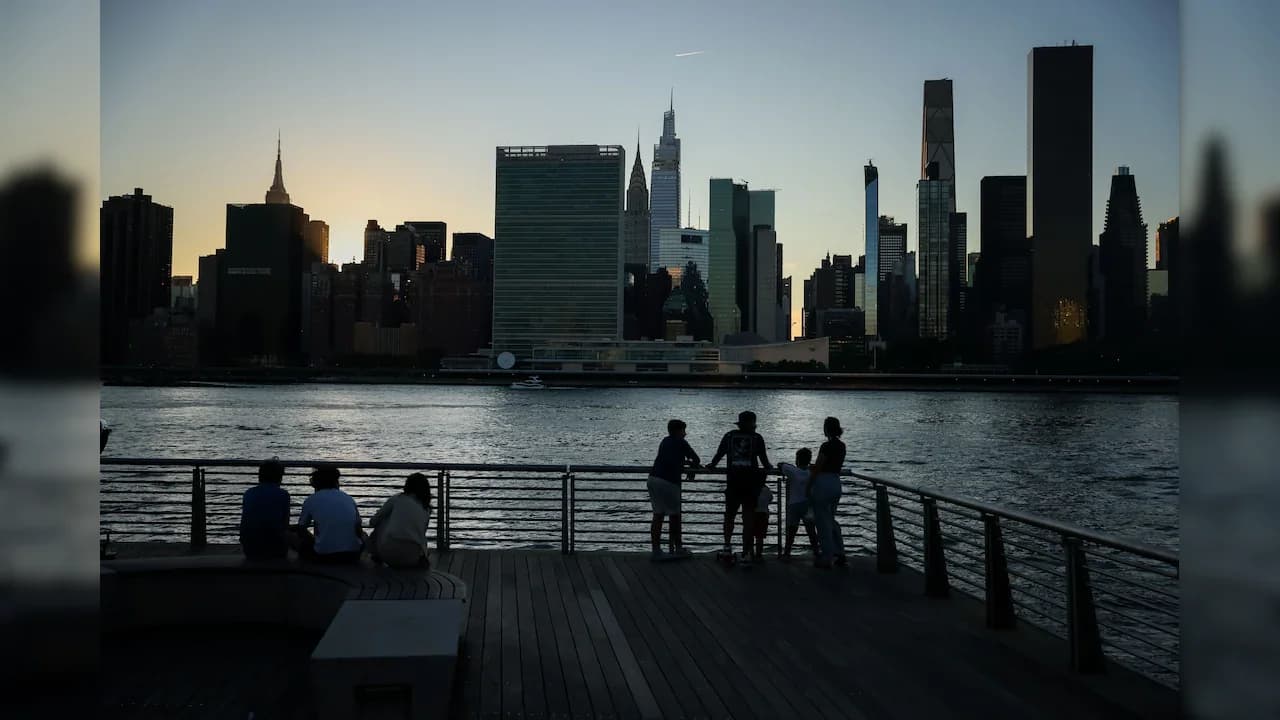 US Debt Spiral Risk Eases as Growth Outpaces 5% Yields