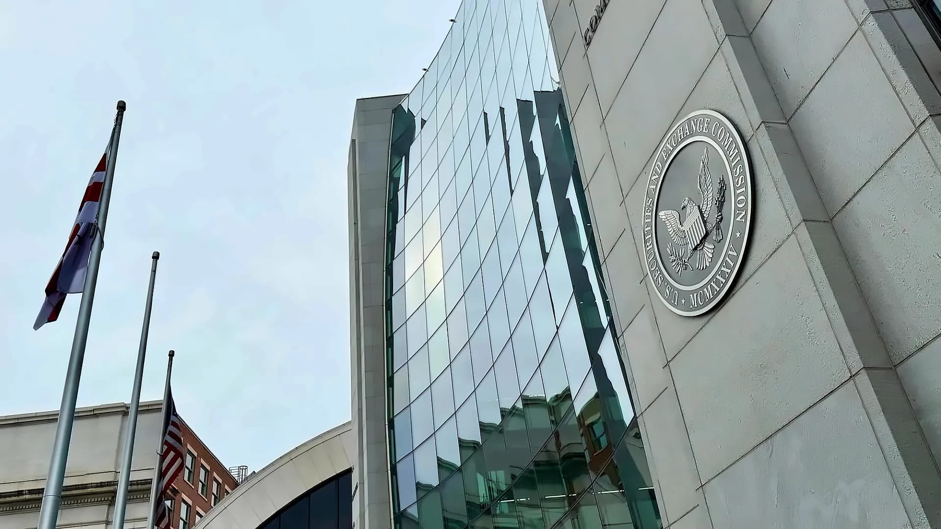 SEC Delays Tokenized Stock Plan as Crypto Markets Face Compliance Pressure