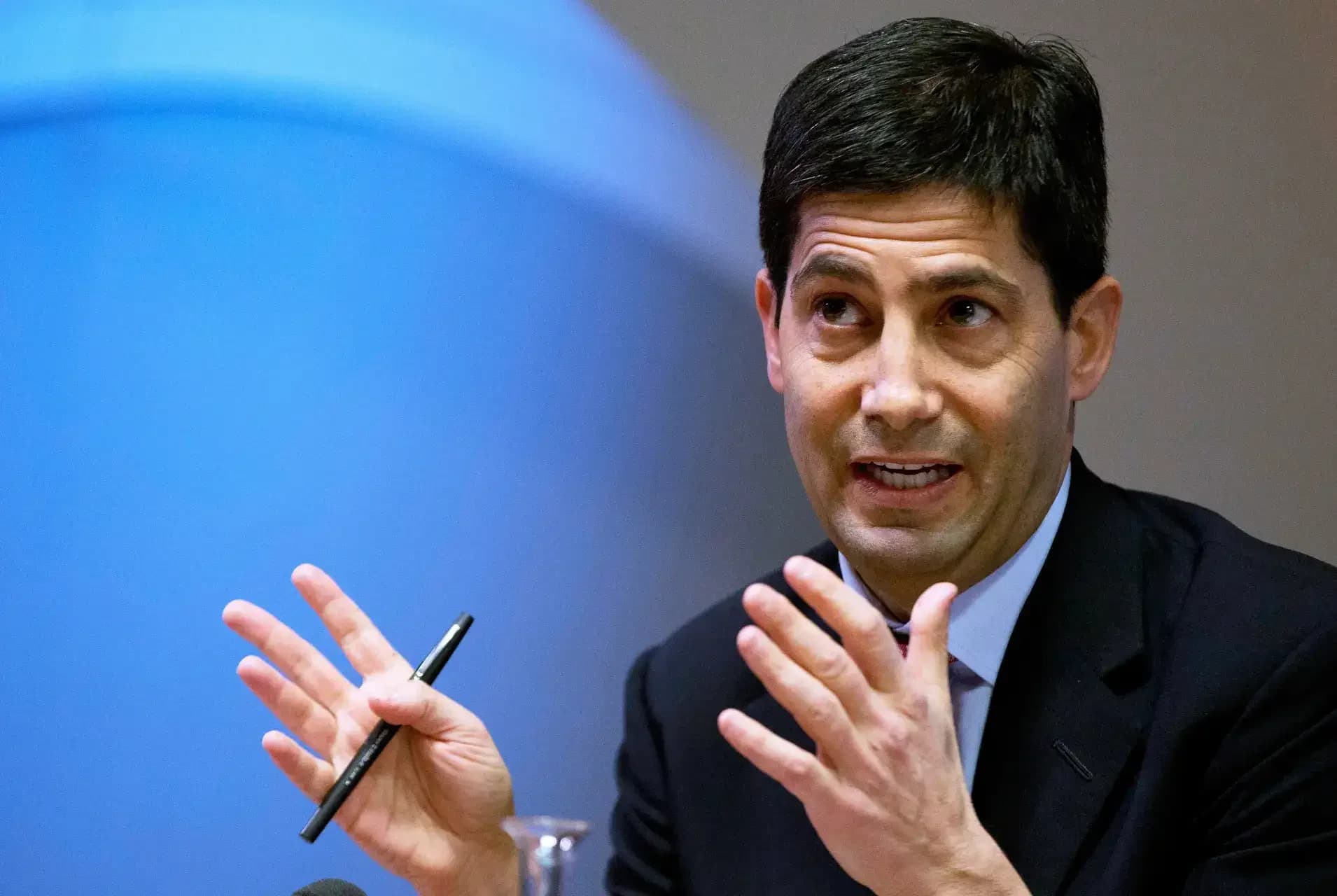 Warsh Takes Fed Chair Role as Powell Stays on Board Amid Inflation Pressure