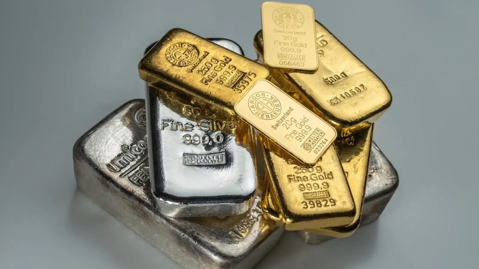 Gold rebounds ₹1,885/oz, silver drops 5%+ as dollar strength hits metals