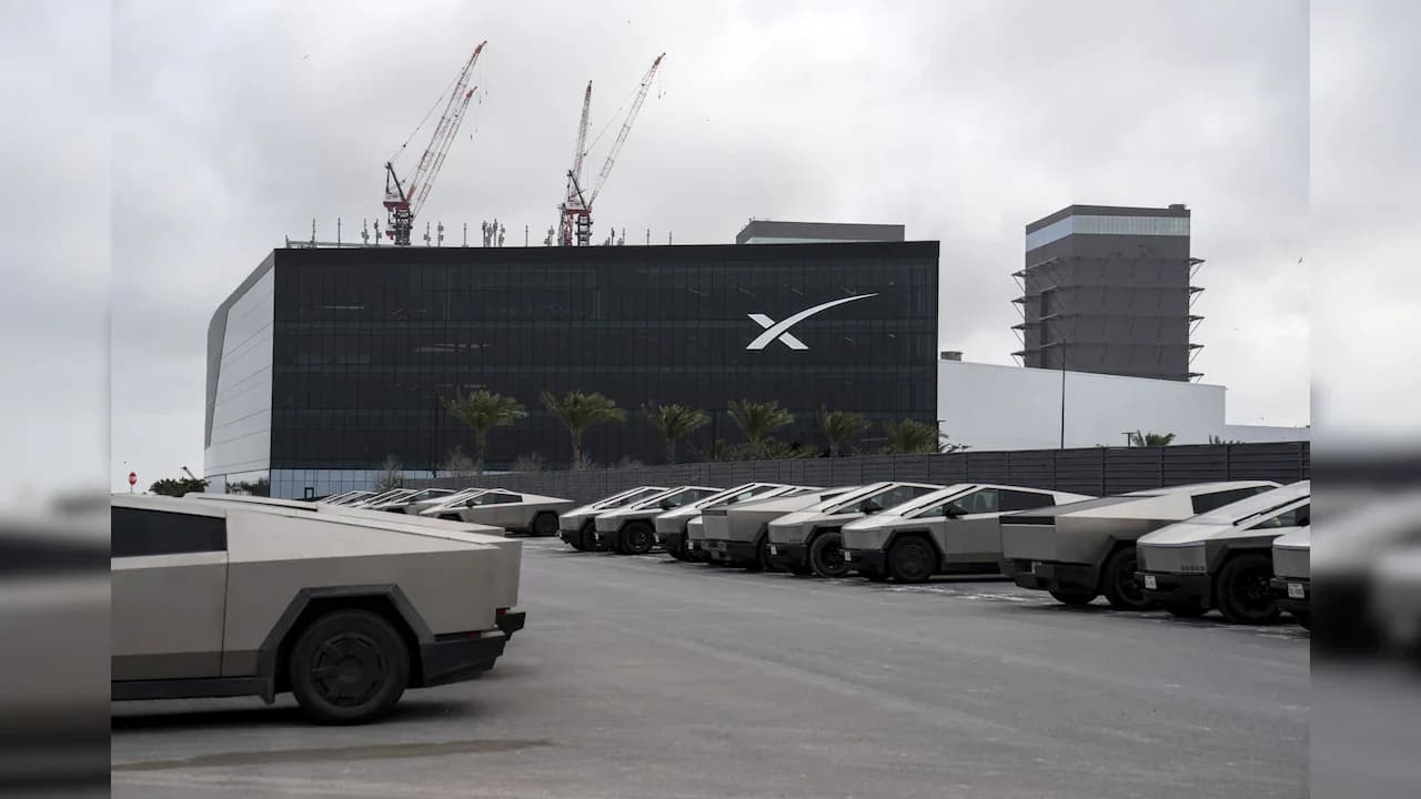 SpaceX Plans Mobile Service to Challenge AT&T, Verizon & T-Mobile
