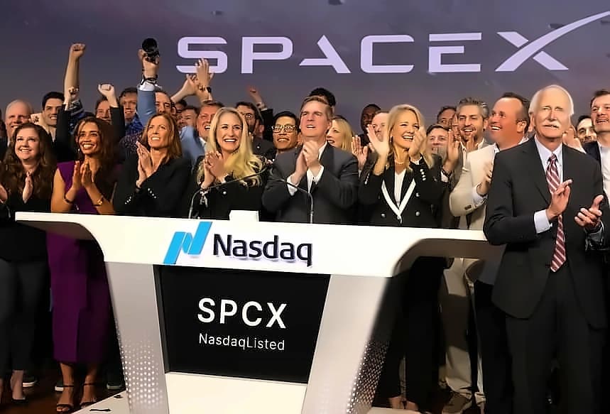 SpaceX shares surge 40% post-IPO, analysts predict $400 target by 2027