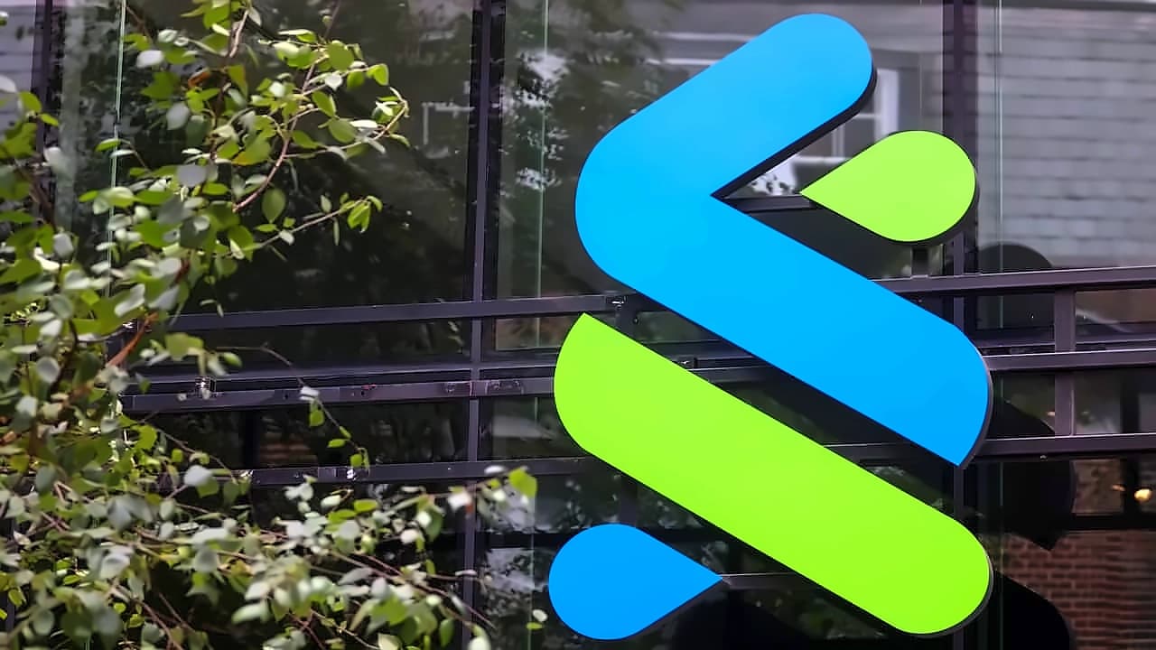 Standard Chartered cuts 15% support roles, targets 18% return by 2030
