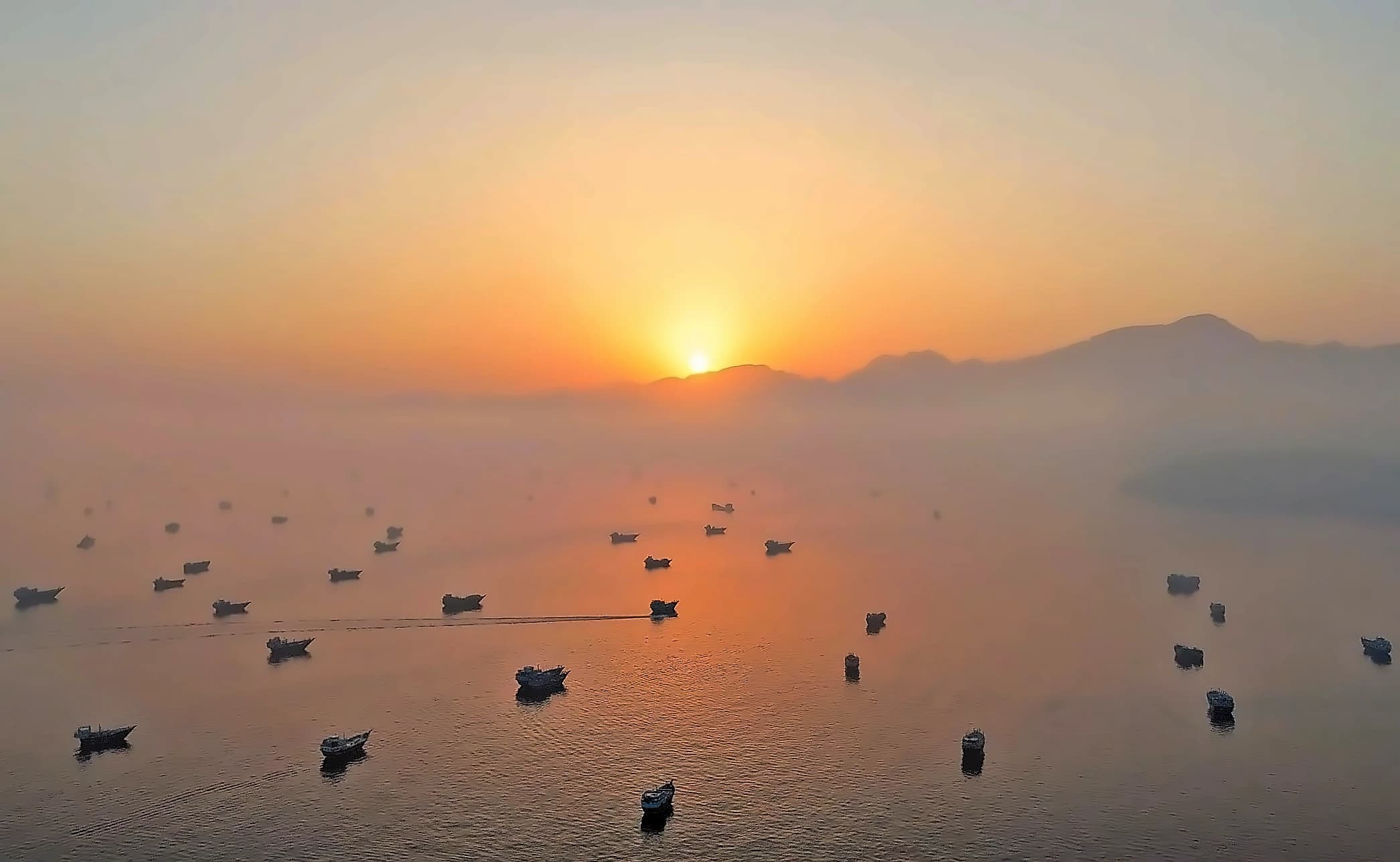 US, Iran negotiators explore phased Hormuz reopening deal