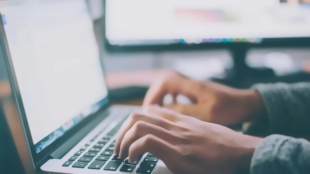 Techies Criticize Indian Startups Over 6-Day Workweeks