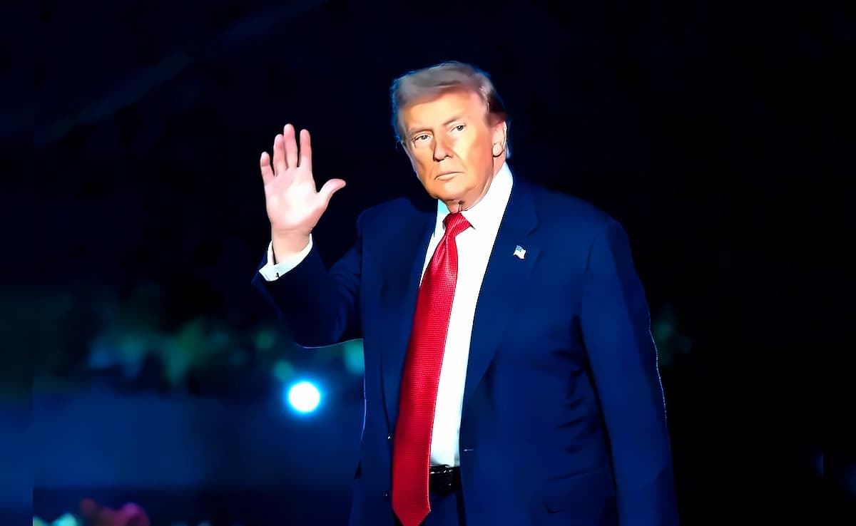 Trump Postpones AI Order as US Lawmakers Target China Tech Sales