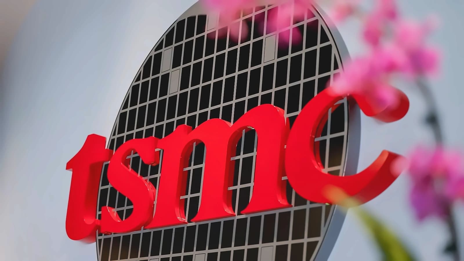 TSMC Raises Revenue Forecast to 40%+ Growth, Plans $100B US Investment