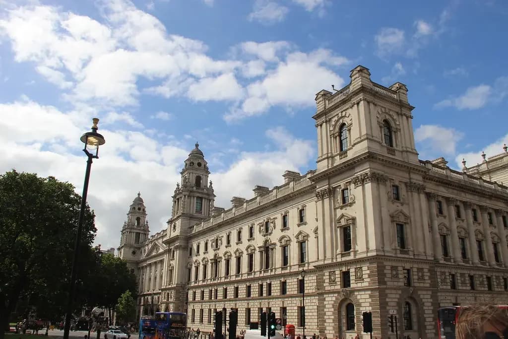 UK Crypto Tax Rules Face Privacy Concerns Over HMRC Powers