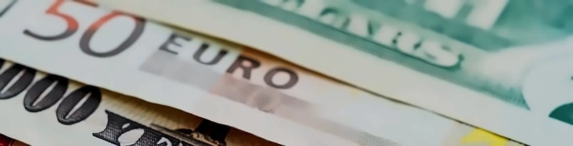 Dollar Hits One-Month Low as Fed Hike Bets Collapse