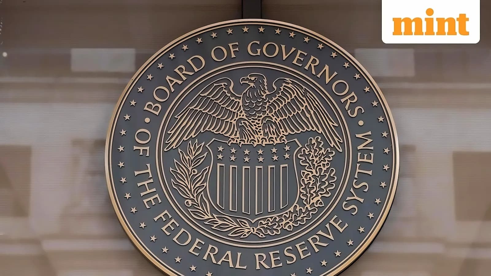 US Dollar Falls on Weak Jobs Data as Fed Rate Hike Odds Drop to 54%