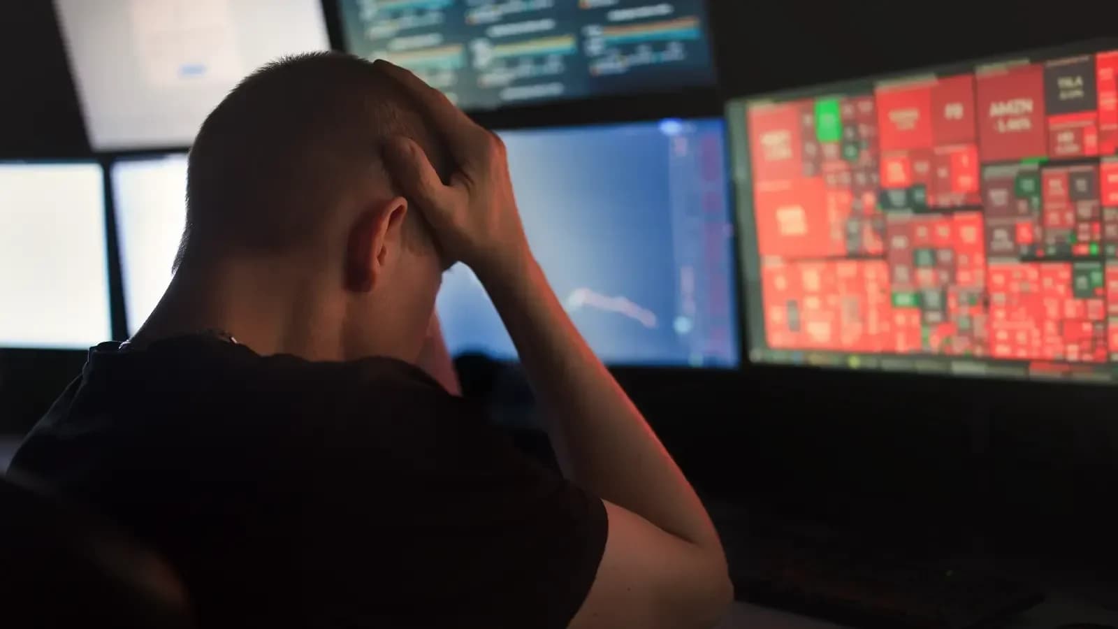 US Futures Drop 2.6% as AI Reckoning Claims Amazon, Intel; Oil Hits $118/bbl