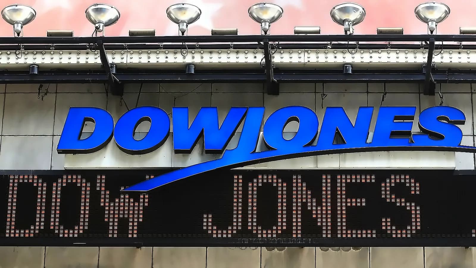 Wall Street Opens Higher as AI Stocks Rebound; Nasdaq Gains 1.1%
