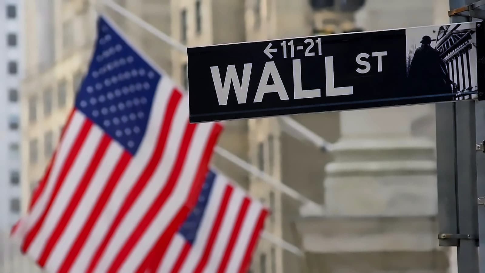 US Stocks Mixed: Dow Hits Record, Nasdaq Falls on Global Chip Selloff