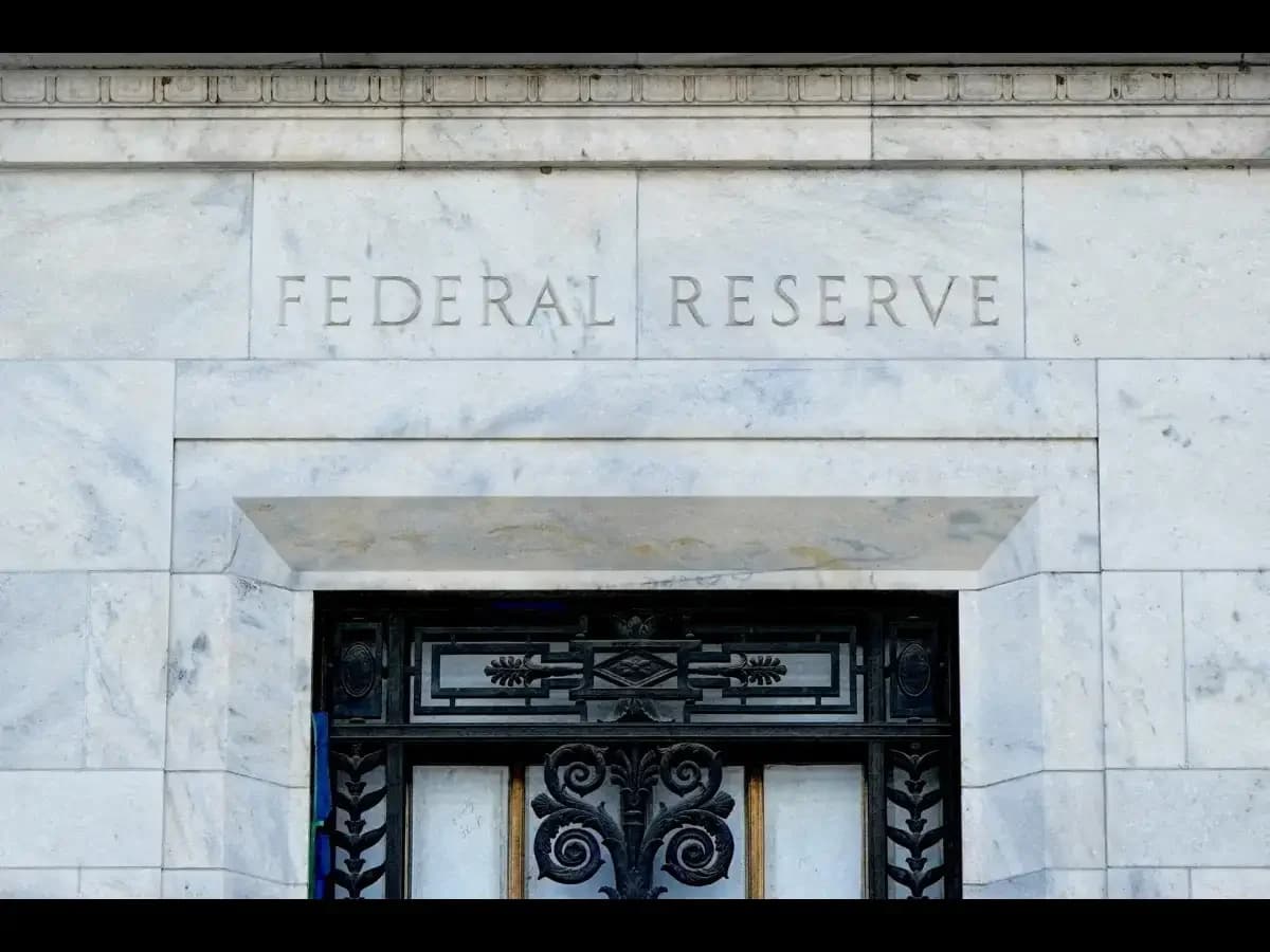 Dollar Surges to 8-Day High as Fed Rate Hike Probability Hits 57.5%