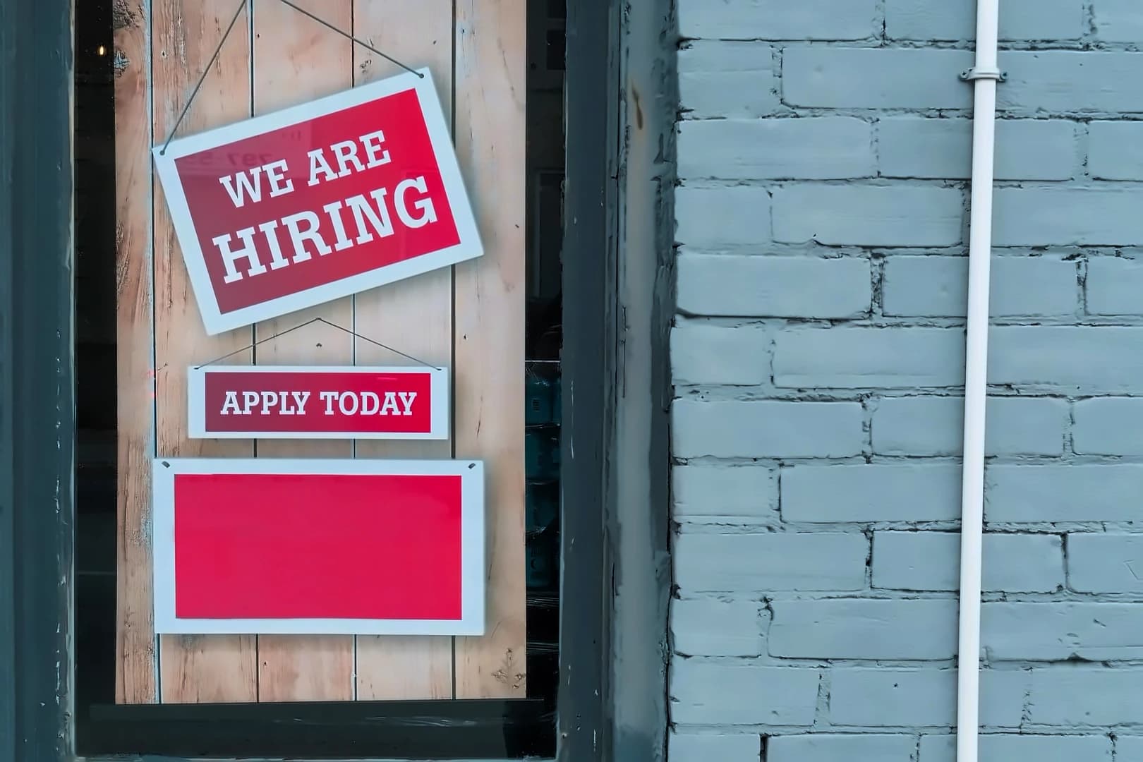 US Job Market Shows Continued Weakness: Fed Rate Hike Odds Drop