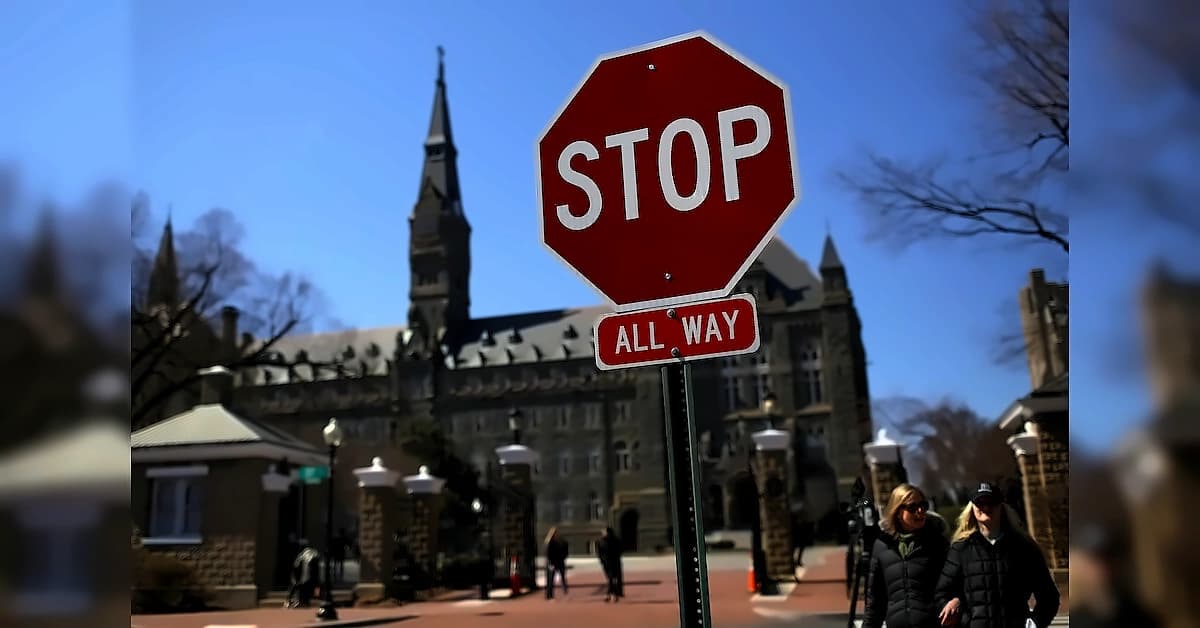 US Senator Pushes Green Card Bill for H-1B Holders Amid Backlogs