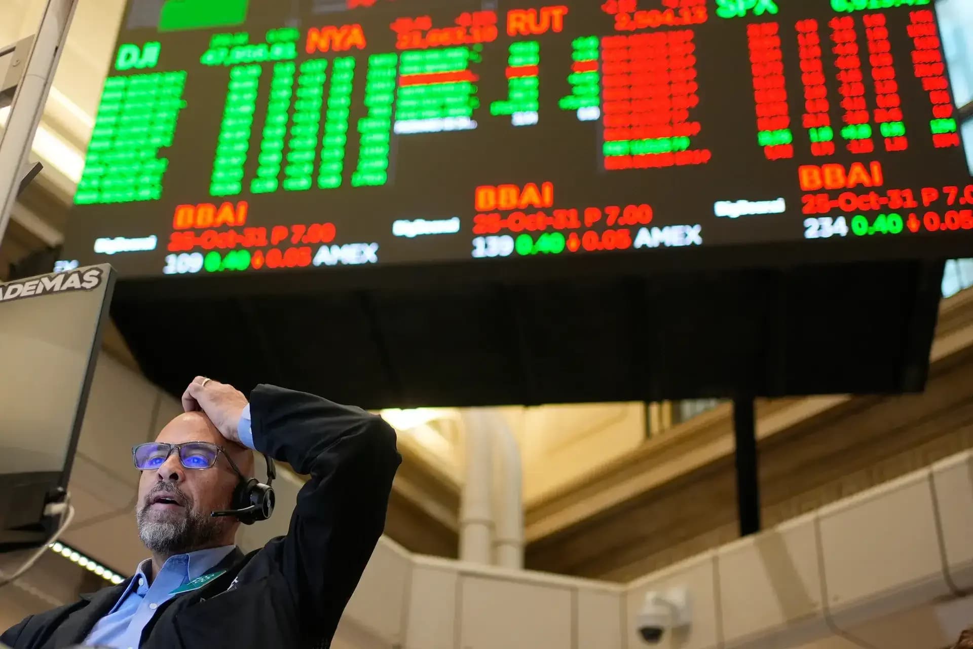 Dow Hits Record as Oil Drops Below $80, Tech Stocks Decline