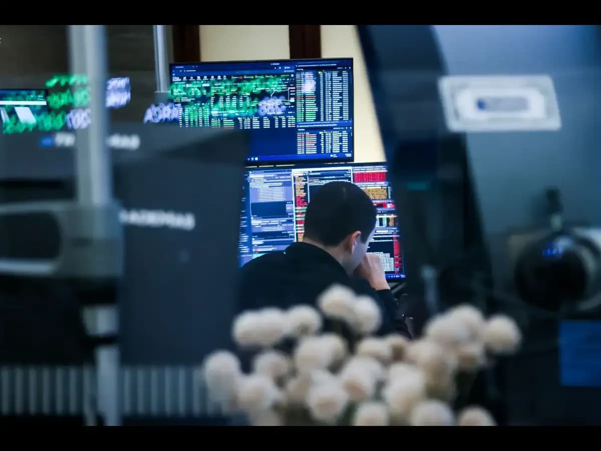US stocks near record highs ahead of midterms, VIX at 15