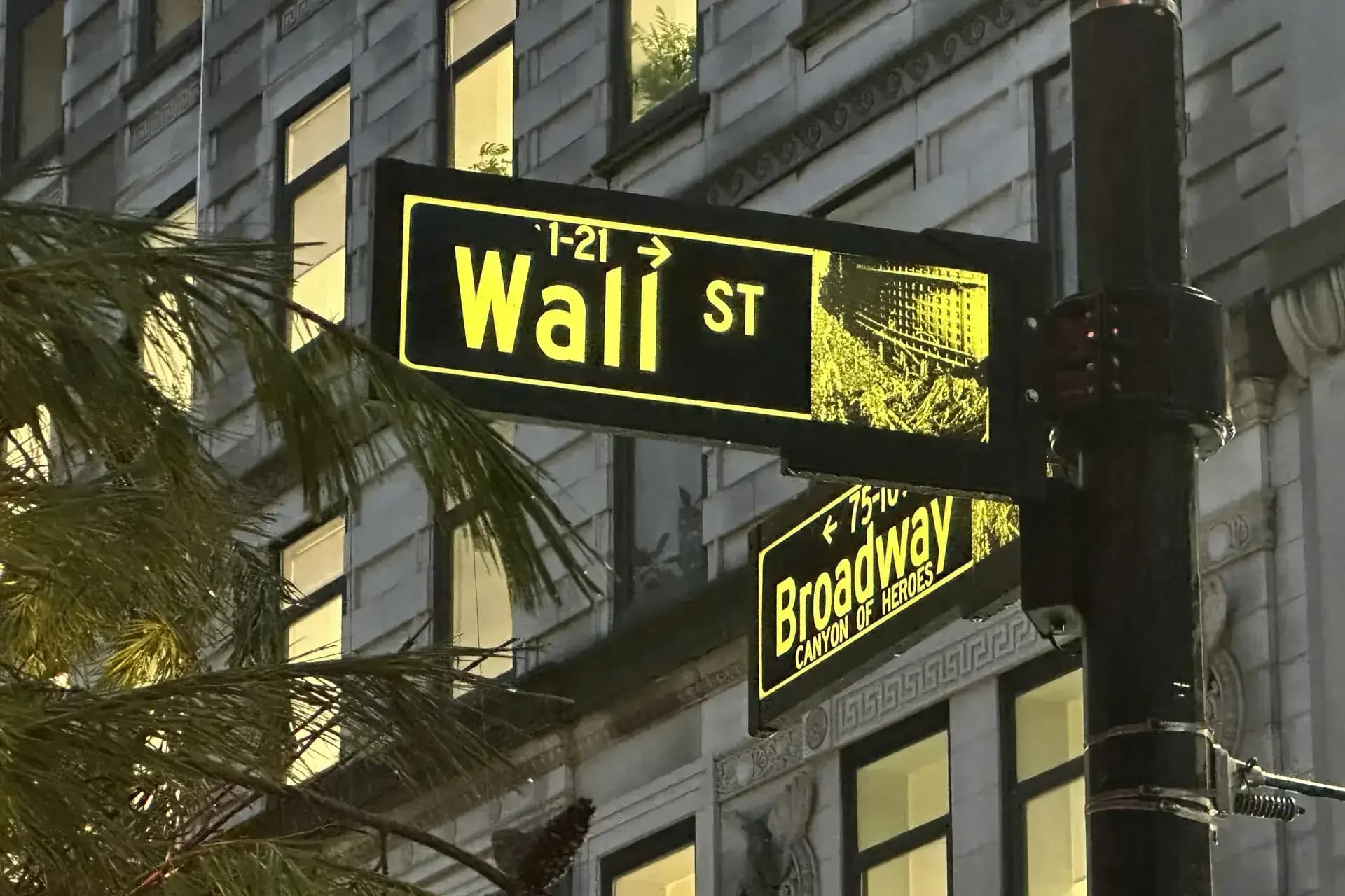 US Stocks Open Lower as Tech Selloff Resumes Amid Fed Rate Hike Prospects