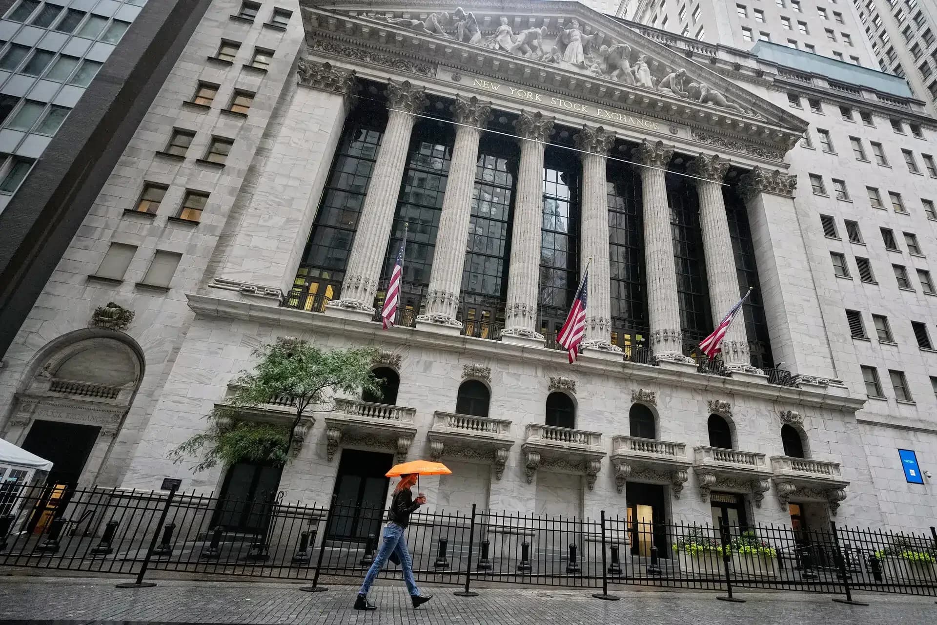 US Treasury Yields Drop to 4.4% as Gold Surges Past $4,770 on Iran Peace