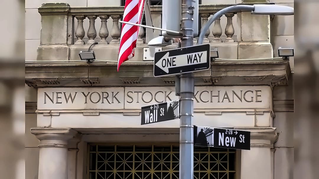 Wall Street Abandons Crash Hedges as Most-Shorted Stocks Jump 30%