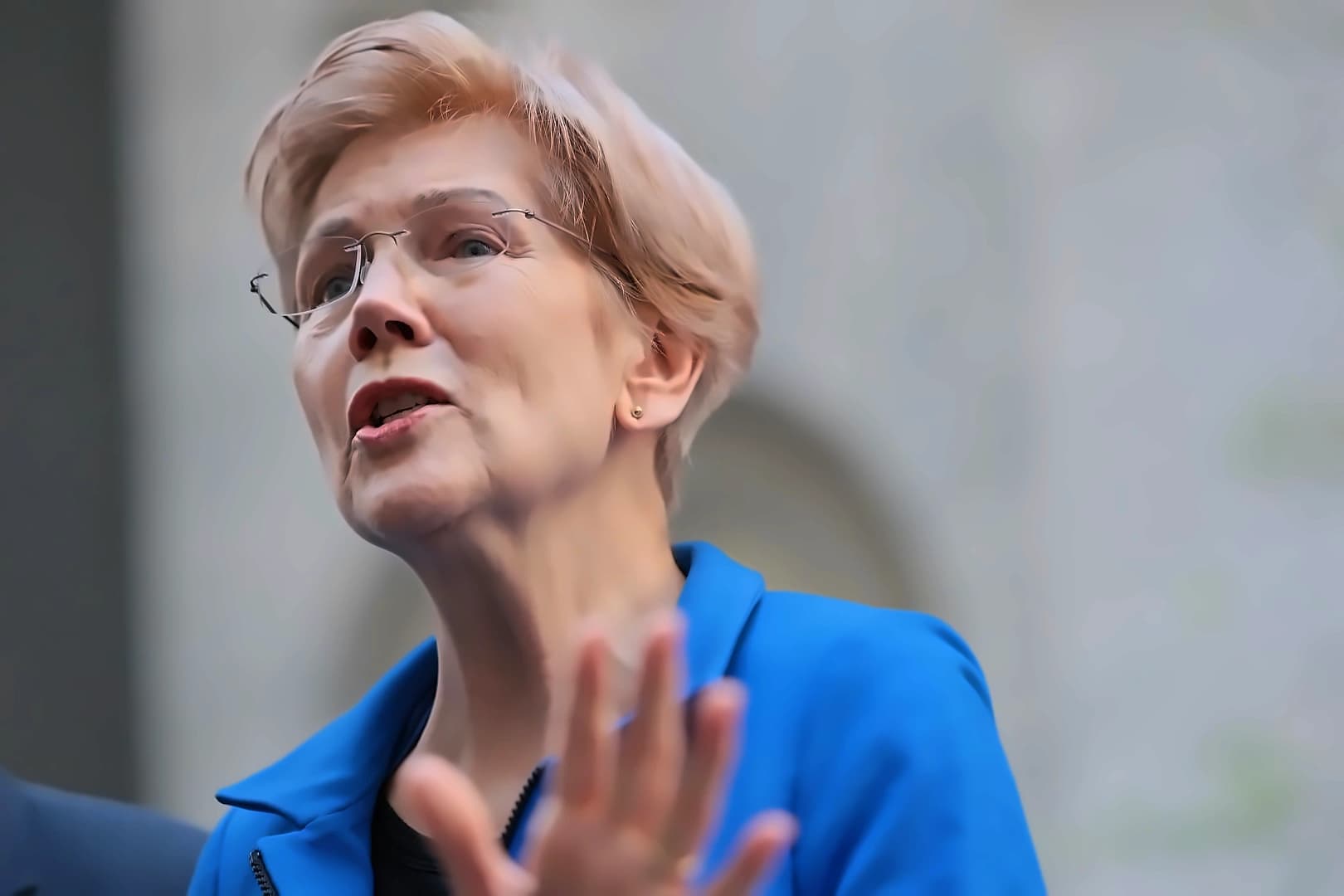 Warren Questions OCC Over Crypto Trust Charters for Ripple, Coinbase